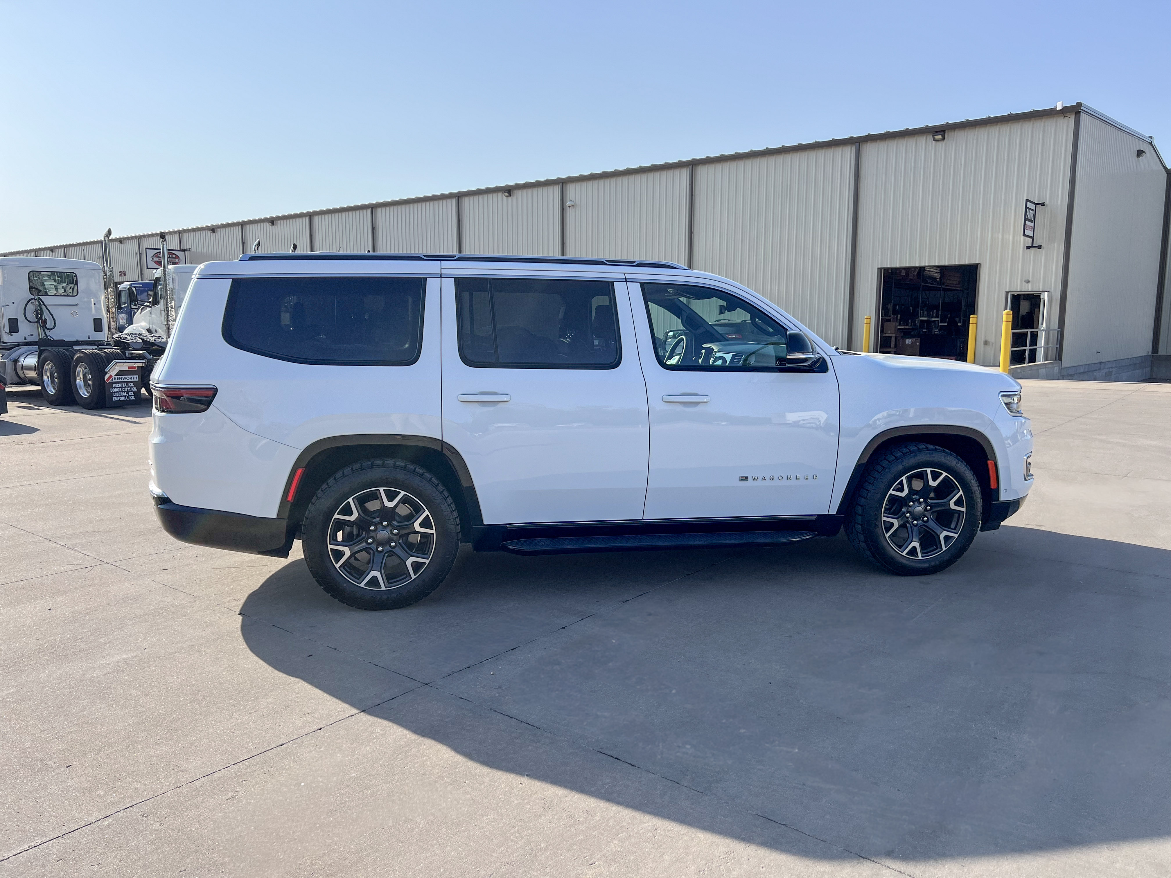 Used 2023 Jeep Wagoneer Series III w/ Preferred Equipment Group AWD/4WD image 6