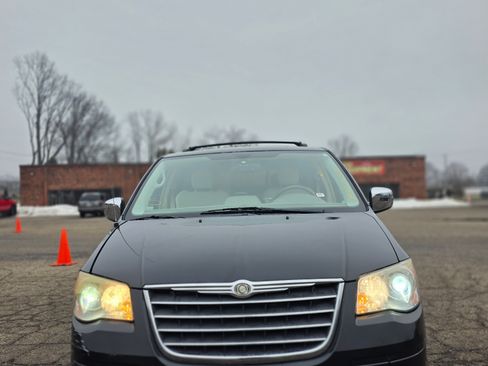 Used 2009 Chrysler Town & Country Limited image 4