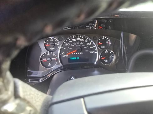 Used 2018 Chevrolet Express 2500 Extended Van 3D w/ Enhanced Convenience Package image 17