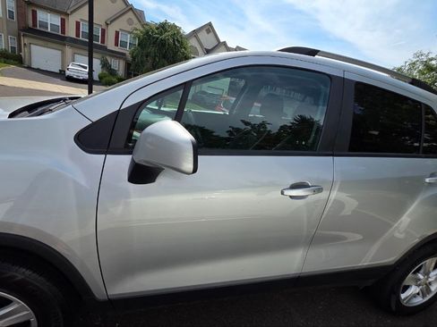 Used 2022 Chevrolet Trax LT w/ Driver Confidence Package image 2