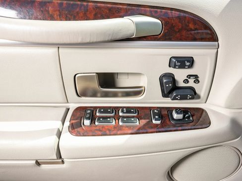 Used 2008 Lincoln Town Car Signature Limited RWD image 23
