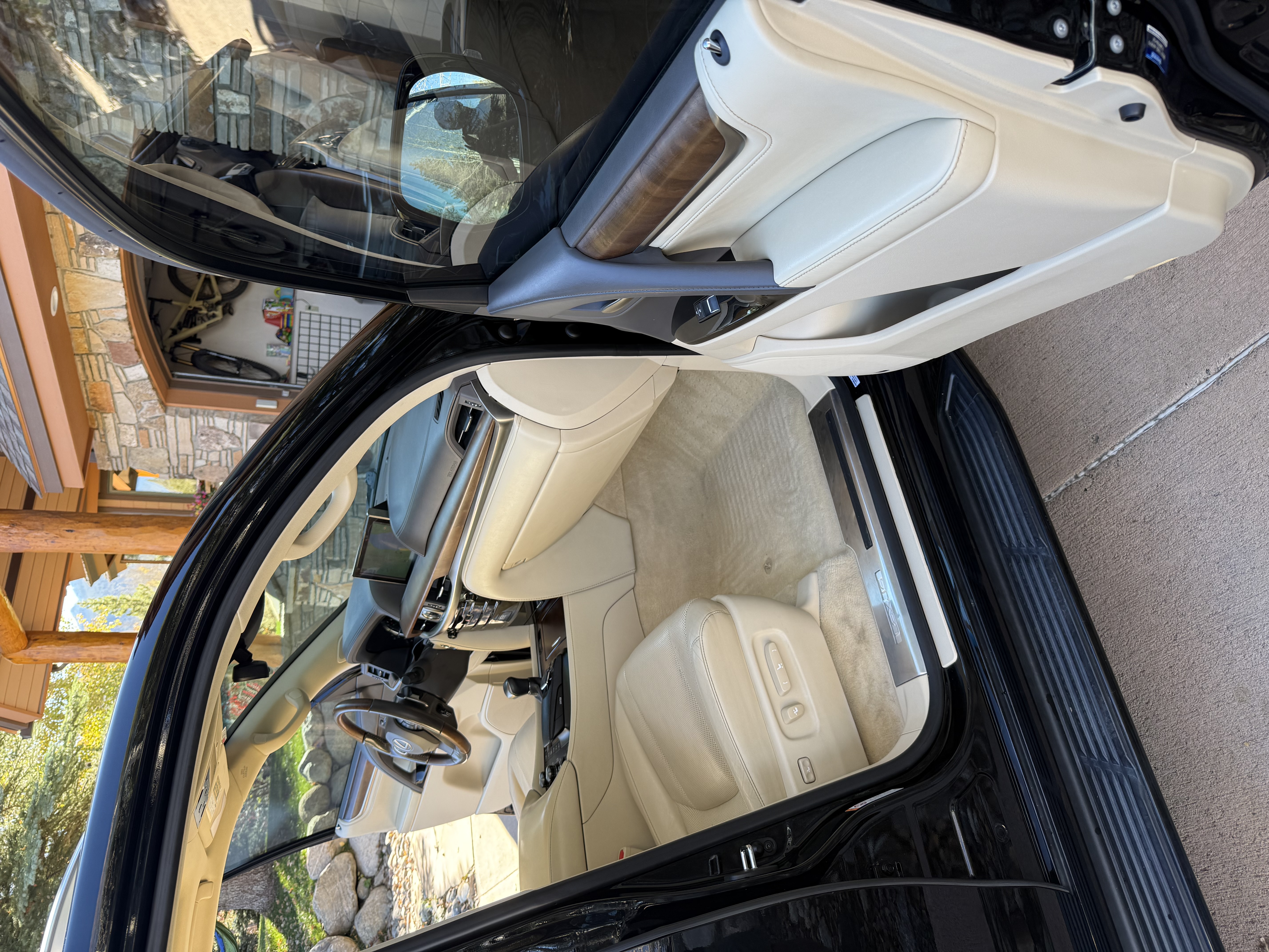 Used 2016 Lexus LX 570 4WD w/ Luxury Package image 19