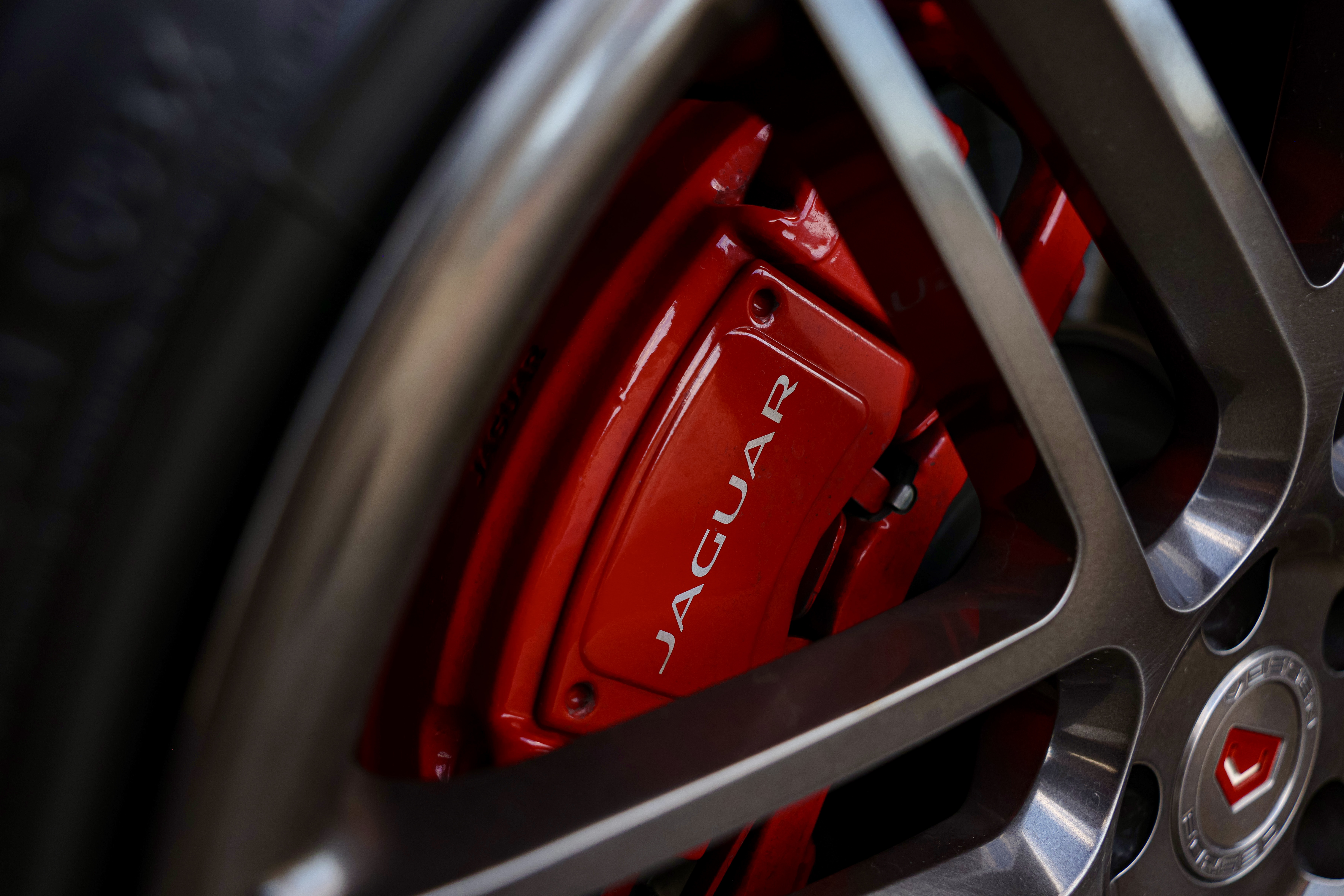 Used 2020 Jaguar F-TYPE R-Dynamic RWD image 13