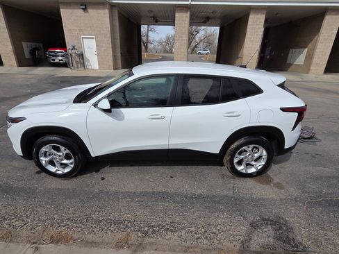 Used 2024 Chevrolet Trax LS w/ LS Convenience Package image 6