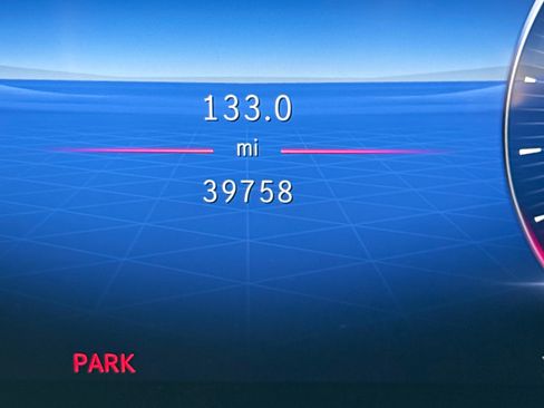 Used 2023 Mercedes-Benz GLC 300 4MATIC image 4