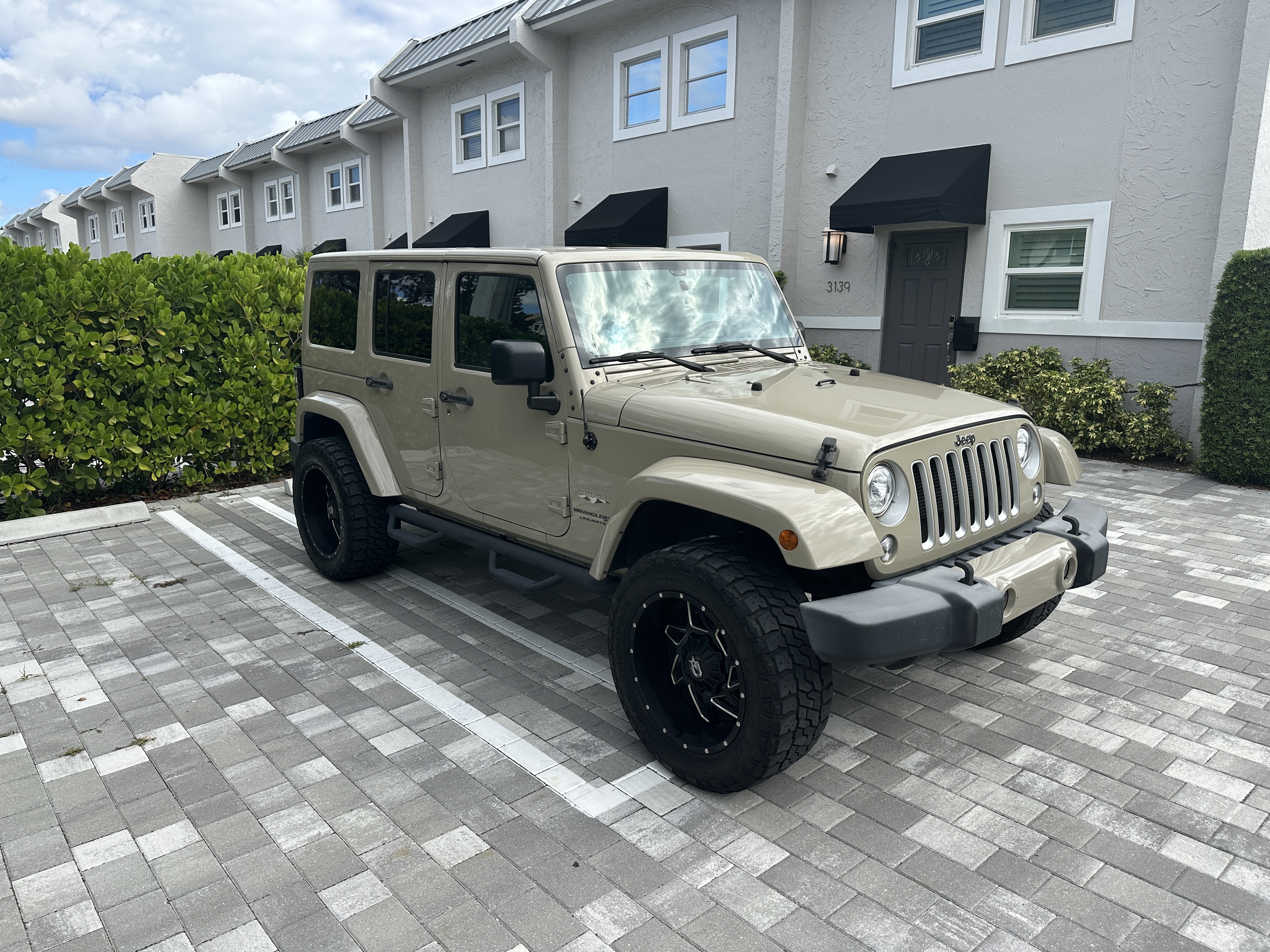 Used 2018 Jeep Wrangler Unlimited Sahara w/ Max Tow Package AWD/4WD image 2