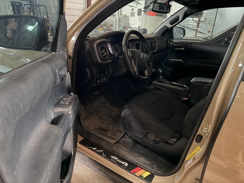 Used 2017 Toyota Tacoma TRD Off-Road image 18