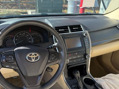 Used 2015 Toyota Camry LE image 17