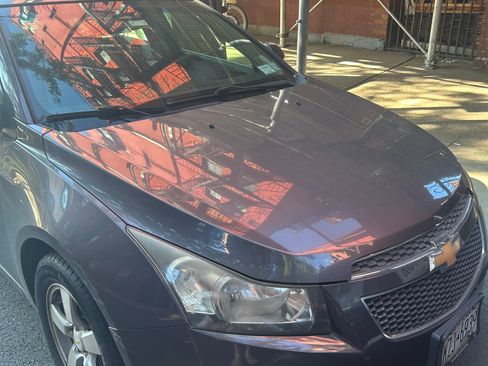 Used 2011 Chevrolet Cruze LT image 2