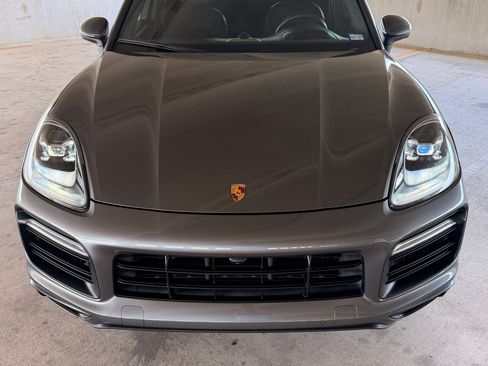Used 2022 Porsche Cayenne AWD/4WD image 10