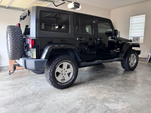 Used 2011 Jeep Wrangler Unlimited Sahara w/ Dual Top Group AWD/4WD image 5