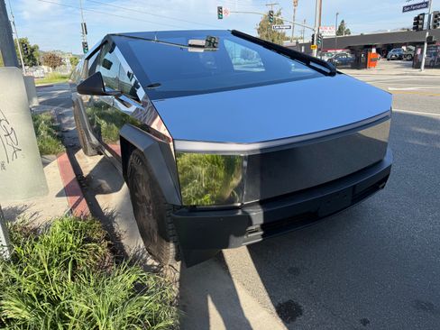 Used 2024 Tesla Cybertruck AWD Crew Cab image 4