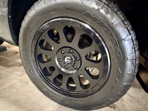 Used 2023 Nissan Titan SV w/ SV Convenience Package image 10