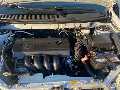 Used 2005 Toyota Matrix XR image 2