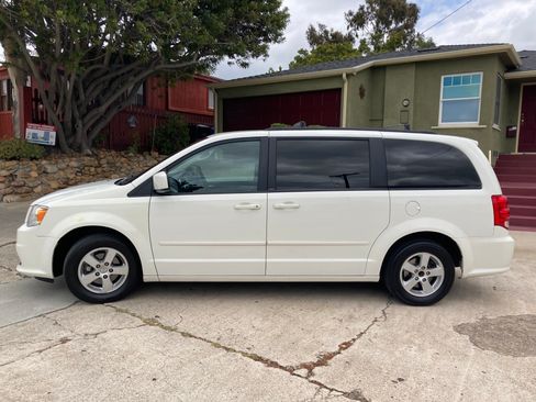 Used 2012 Dodge Grand Caravan SXT image 1
