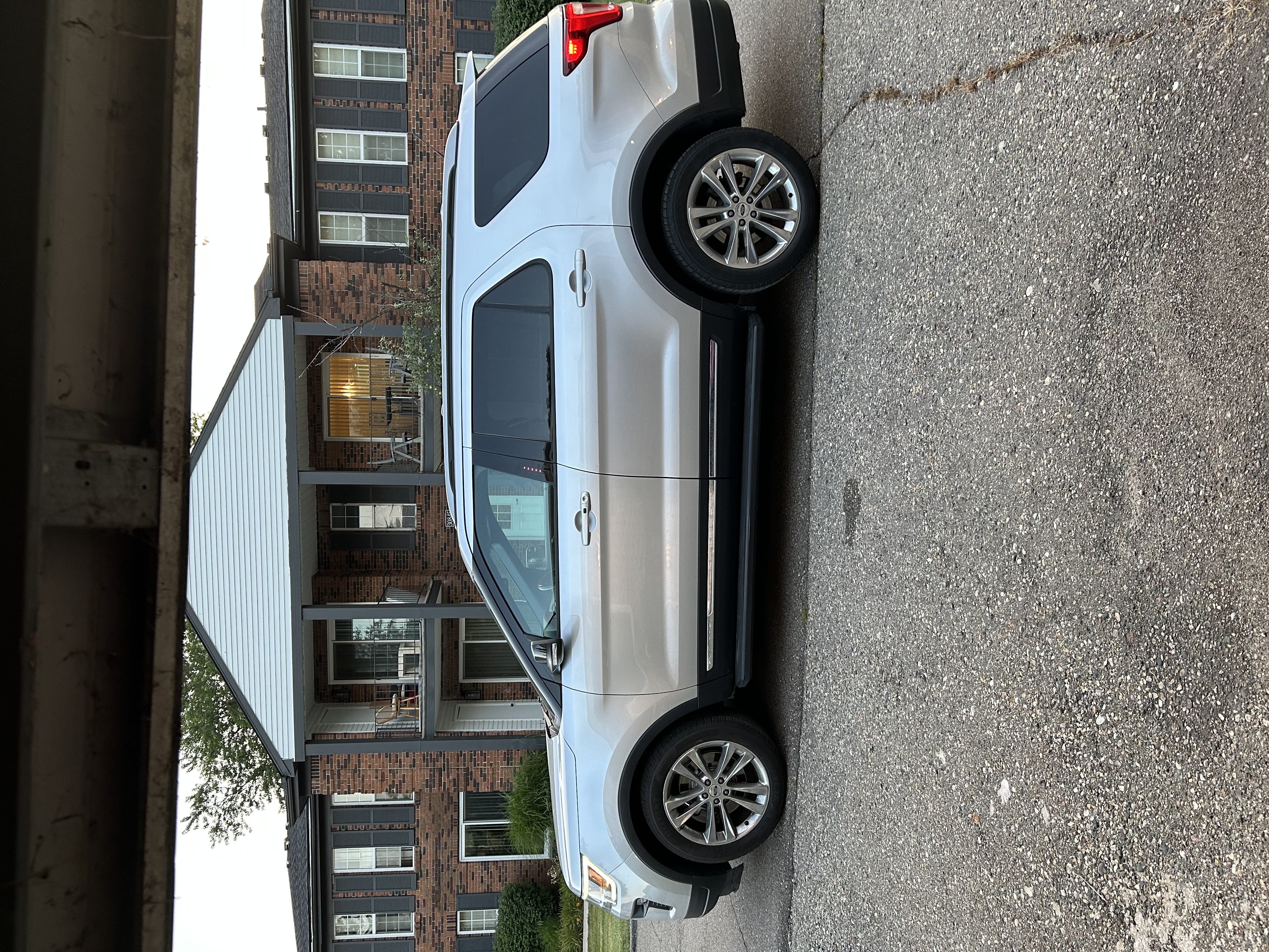 Used 2018 Ford Explorer XLT w/ Equipment Group 202A AWD/4WD image 10