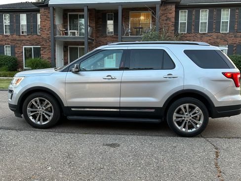 Used 2018 Ford Explorer XLT w/ Equipment Group 202A AWD/4WD image 10