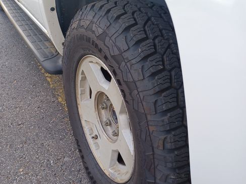 Used 2004 Chevrolet Suburban LT w/ Preferred Equipment Group image 16