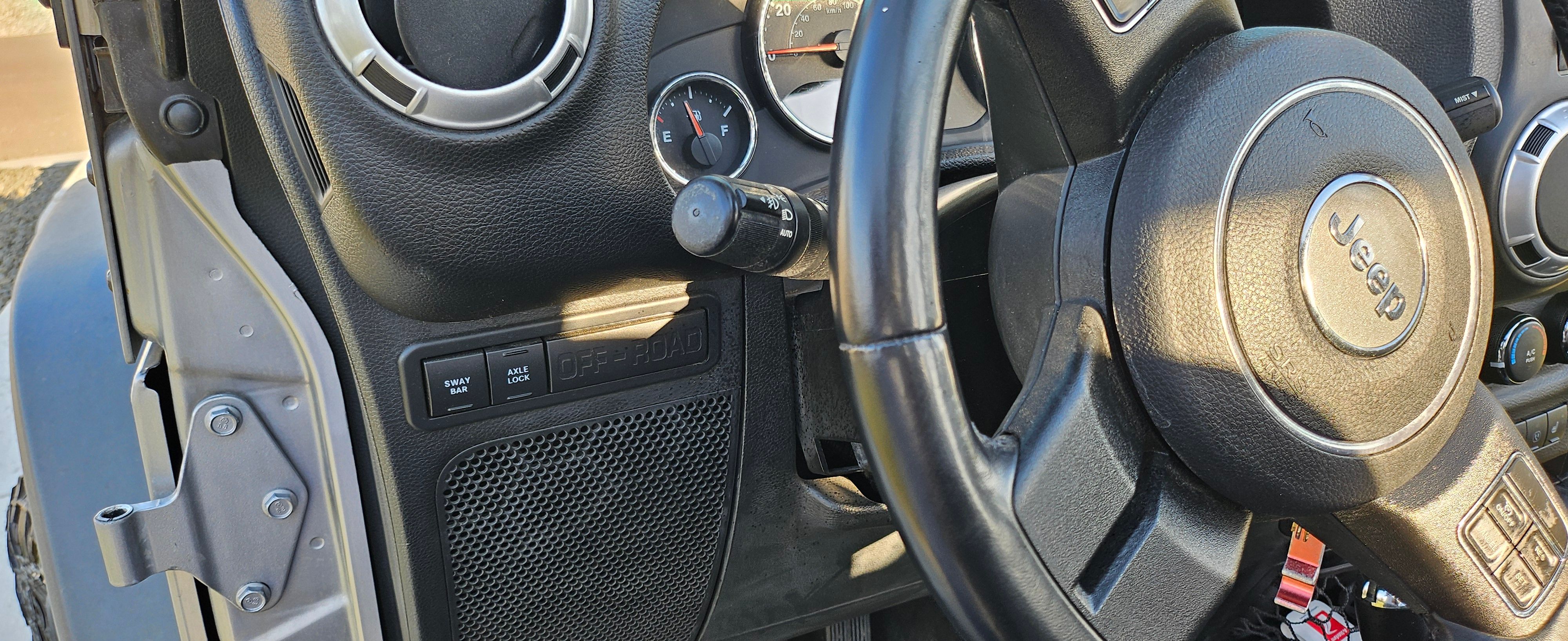 Used 2015 Jeep Wrangler Unlimited Rubicon w/ Dual Top Group AWD/4WD image 15