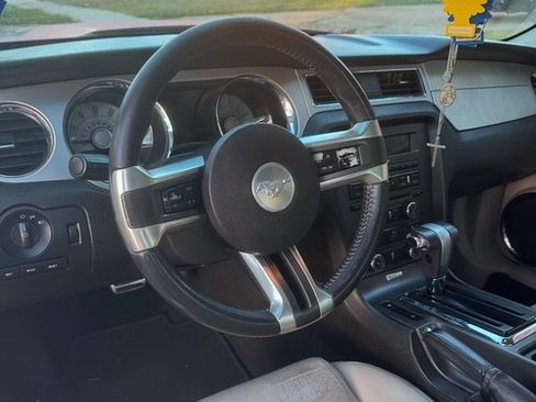 Used 2010 Ford Mustang Coupe image 4