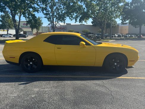 Used 2018 Dodge Challenger SXT image 5