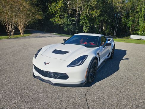 Used 2016 Chevrolet Corvette Z06 w/ 2LZ Preferred Equipment Group RWD image 2