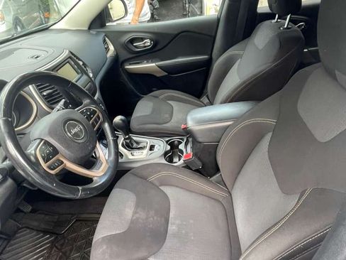 Used 2017 Jeep Cherokee Latitude image 18