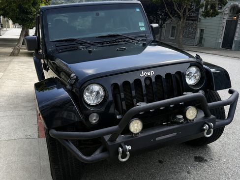 Used 2015 Jeep Wrangler Unlimited Sahara w/ Connectivity Group AWD/4WD image 5