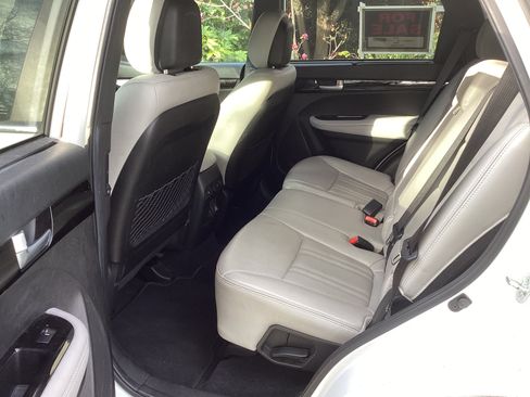 Used 2014 Kia Sorento SX image 9