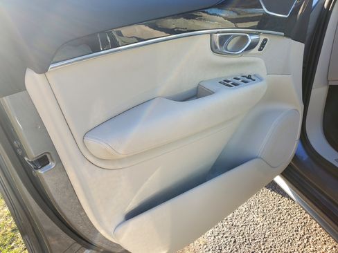 Used 2017 Volvo XC90 T5 Momentum w/ Vision Package image 8