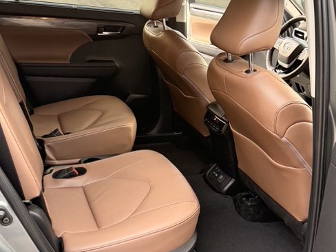 Used 2025 Toyota Highlander Limited AWD/4WD image 11