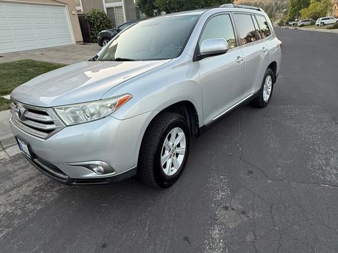 Used 2013 Toyota Highlander Plus FWD image 1