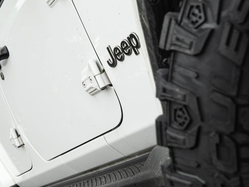 Used 2020 Jeep Wrangler Unlimited Sahara image 11