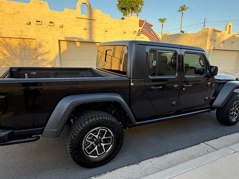 Used 2024 Jeep Gladiator Rubicon w/ Technology Group AWD/4WD image 6