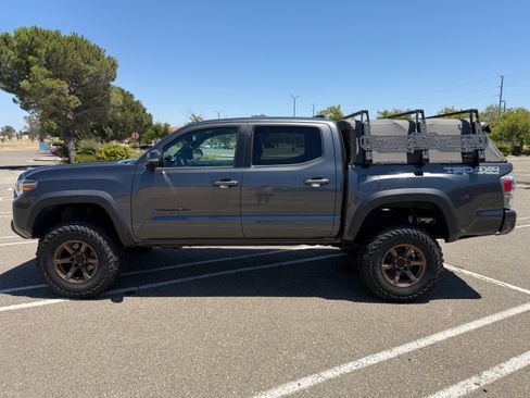 Used 2020 Toyota Tacoma TRD Off-Road w/ Technology Package AWD/4WD image 2