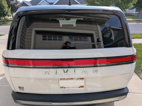Used 2025 Rivian R1S Adventure Dual AWD/4WD image 9