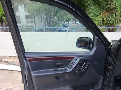 Used 2004 Jeep Grand Cherokee Limited image 14