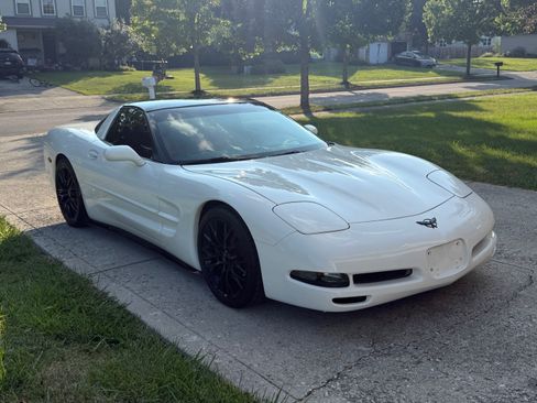 Used 2002 Chevrolet Corvette Coupe w/ Preferred Equipment Group2 RWD image 2