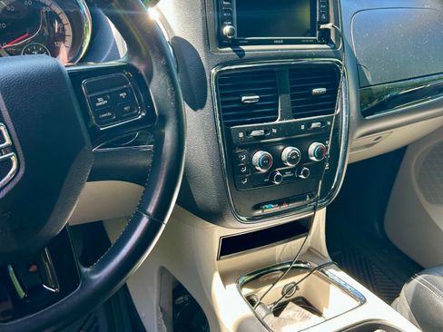 Used 2017 Dodge Grand Caravan SXT FWD image 12