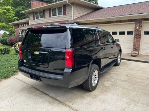 Used 2018 Chevrolet Suburban LT RWD image 12
