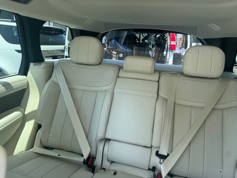 Used 2025 Land Rover Range Rover SE AWD/4WD image 8