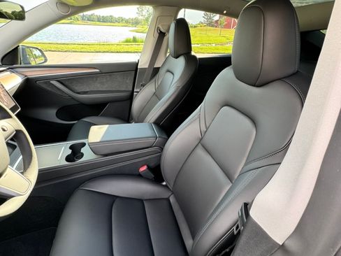 Used 2024 Tesla Model Y Long Range image 13