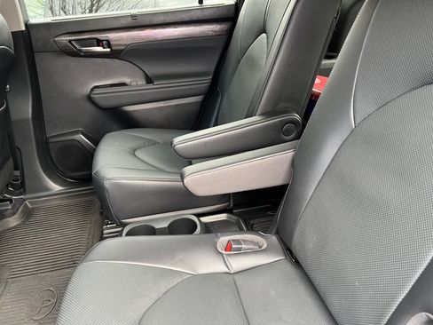 Used 2023 Toyota Highlander Limited image 13