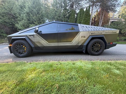 Used 2024 Tesla Cybertruck AWD Crew Cab image 5