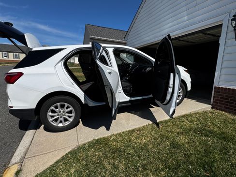 Used 2020 Chevrolet Equinox LT image 2
