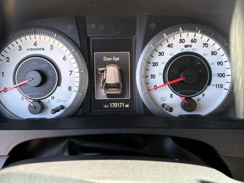 Used 2015 Toyota Sienna SE image 6