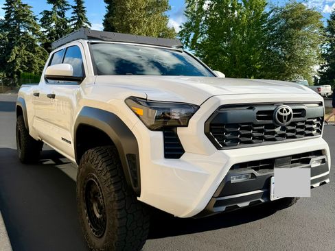 Used 2024 Toyota Tacoma TRD Off-Road AWD/4WD image 1