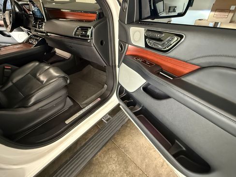Used 2020 Lincoln Navigator Reserve w/ Equipment Group 208A Reserve AWD/4WD image 16