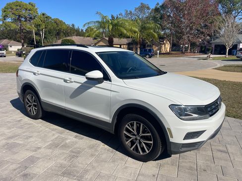 Used 2018 Volkswagen Tiguan SE w/ Panoramic Sunroof Package image 2
