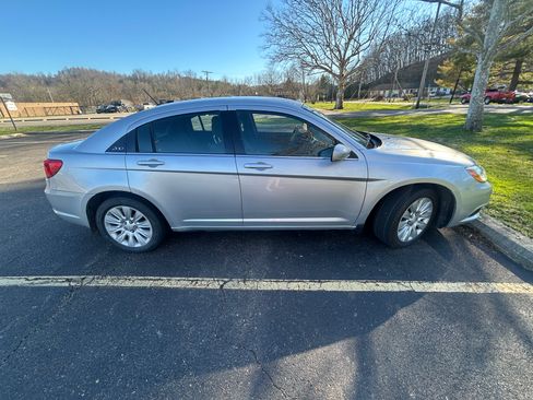 Used 2011 Chrysler 200 LX FWD image 4